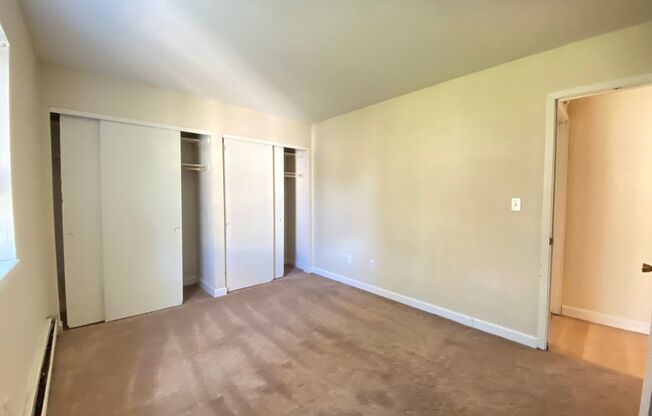 2 beds, 1 bath, $1,400, Unit 207