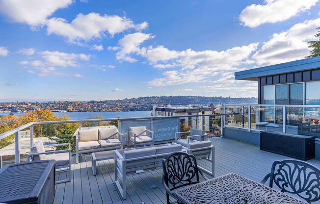 The Dexter - Located on Dexter Ave is steps from the Fremont Bridge