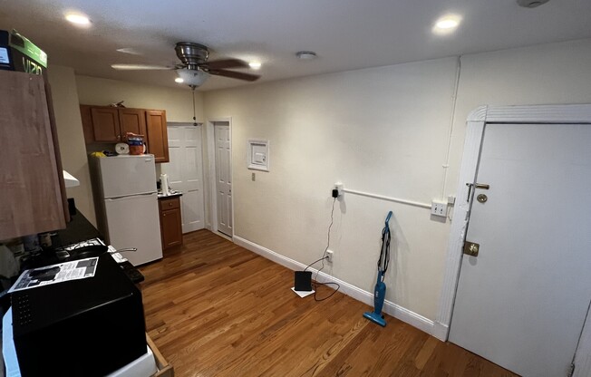 2 beds, 1 bath, $3,550, Unit 12