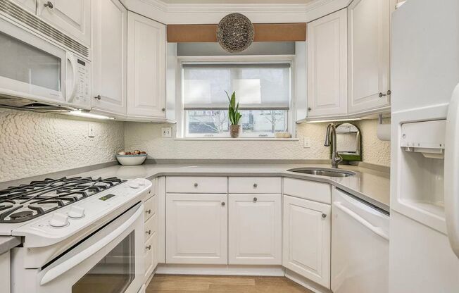 Sassy on Sangamore - 3 BED + 2 FB Av. Early July 2025