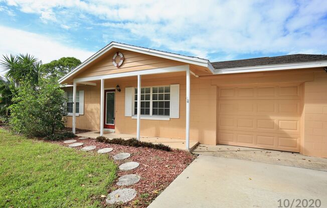 Beautiful 3/2 Spacious Pool Home with a Fenced Backyard and 1 Car Garage in Lake Marsha - Orlando!