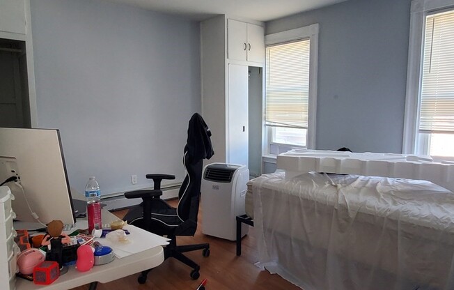 3 beds, 1 bath, 1,200 sqft, $3,500, Unit 10