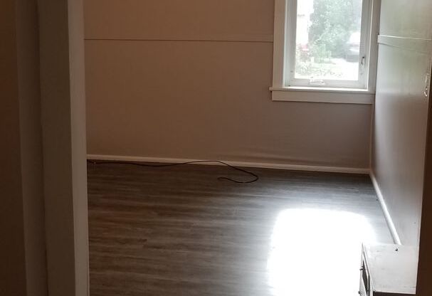 2 beds, 1 bath, $1,300