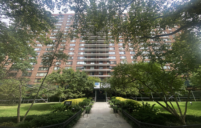1 bed, 1 bath, 650 sqft, $4,395, Unit 15L