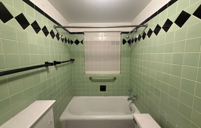1 bed, 1 bath, 769 sqft, $1,475, Unit Old King Edward 44