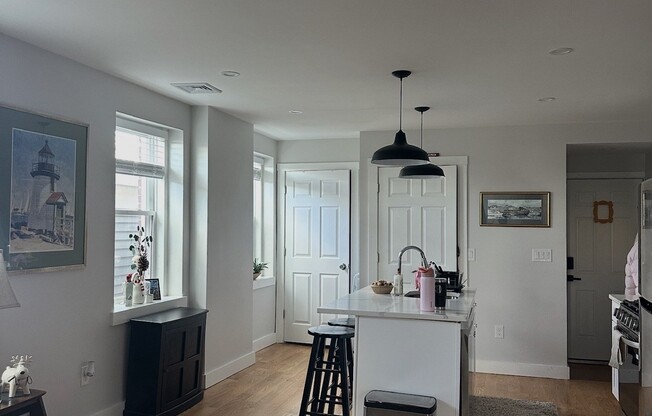1 bed, 1 bath, 700 sqft, $2,400, Unit 10