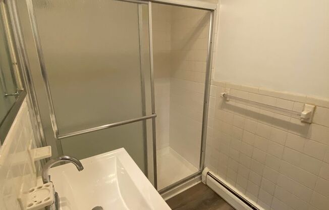 2 beds, 1 bath, $1,300, Unit Unit 14