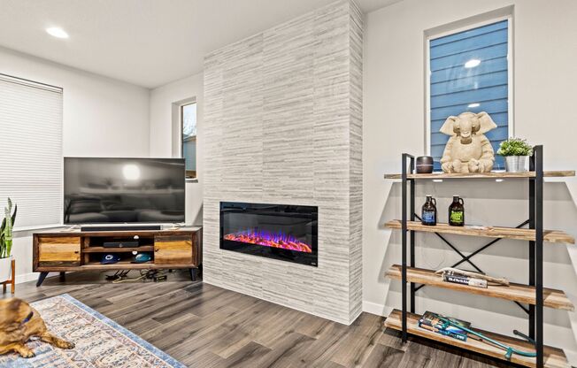 Available 4BR/4BATH Modern Home near Ash Creek!