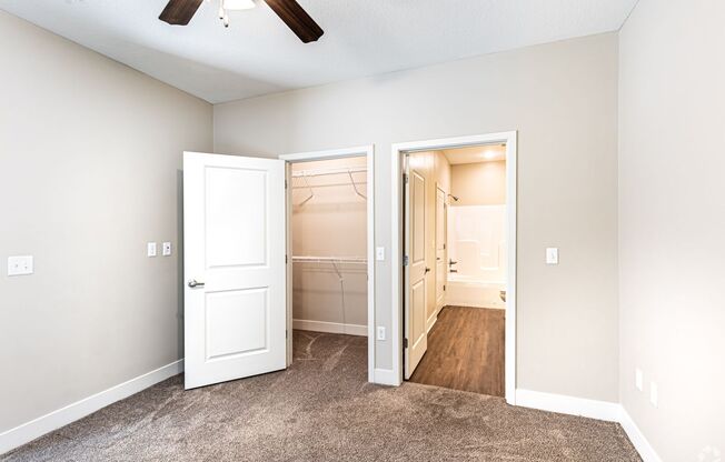 1 bed, 1 bath, 650 sqft, $1,077, Unit 5711-1F NE 80th Ter