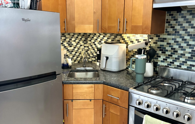 359 W 53 ST