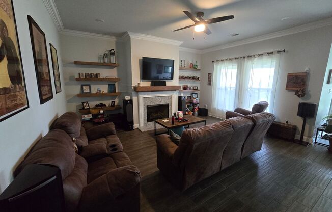 3 beds, 2 baths, $2,100