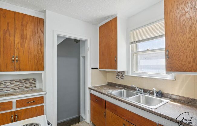 3 beds, 1 bath, $1,300