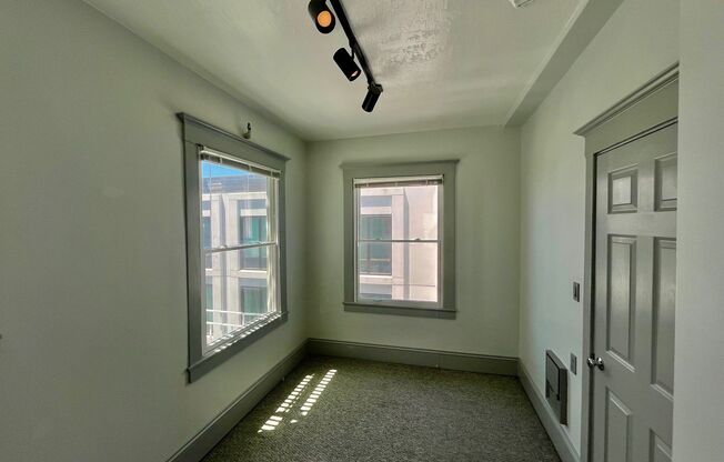 Luxurious Condo Living in Prime Cow Hollow Location!