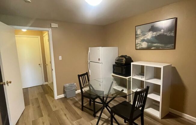 Cozy apartment unit in middle of Sunset retail corridor