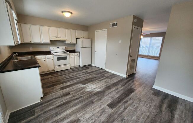 2 beds, 1.5 baths, 1,250 sqft, $950, Unit 201 S Park #C03