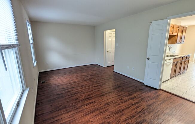 Beautifully maintained townhouse in Frederick available mid May!