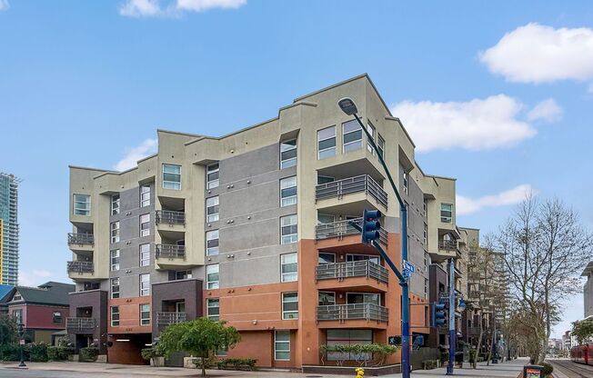 Beautiful 2B/2BA condo w/ 2 Reserved Parking Spaces & Washer/Dryer!