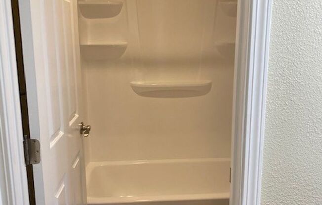 2 beds, 1 bath, 825 sqft, $1,820, Unit 250