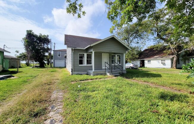 REMODELED 4 BEDROOM 2 BATH LEASE HOME WITH FULLY FUCTIONAL GARAGE APARTMENT IN LAW SUITE WITH ITS OWN KITCHEN AND BATHROOM IN FREEPORT, TEXAS