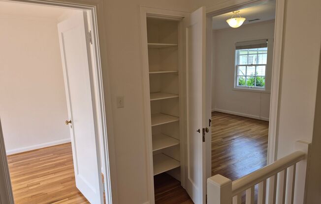 2 beds, 1 bath, 901 sqft, $1,990, Unit 07
