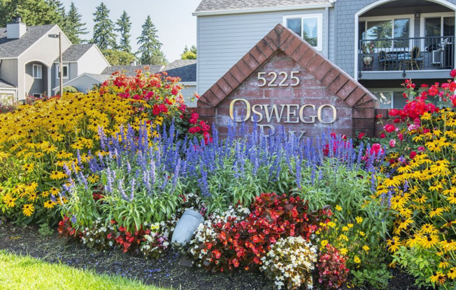 Charming Lake Oswego Unit in Oswego Bay Condominiums Includes an Outdoor Pool!