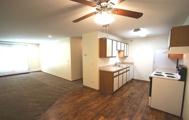2 beds, 2 baths, 915 sqft, $1,695, Unit 113