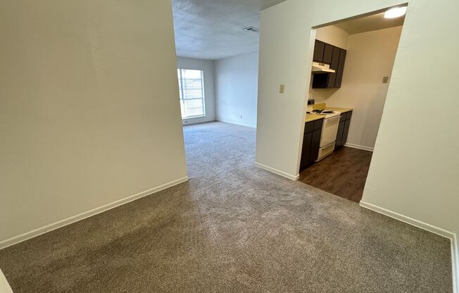 2 beds, 1 bath, 850 sqft, $700, Unit Unit 8