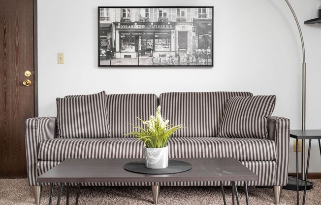 2 beds, 1 bath, 799 sqft, $1,045
