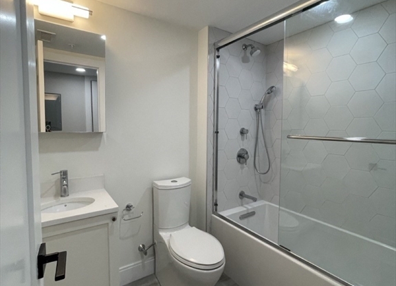 2 beds, 1 bath, 700 sqft, $3,800, Unit 2