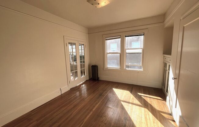 ~1 Block from CAL~ Large One Bedroom with Hardwood Floors *Great Location in North Berkeley*