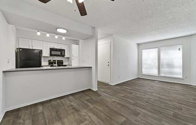 A1 | 681 Sq Ft | 1 Bed / 1 Bath - Kitchen & Living Area