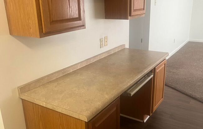 2 beds, 1 bath, 960 sqft, $845, Unit 24 UP