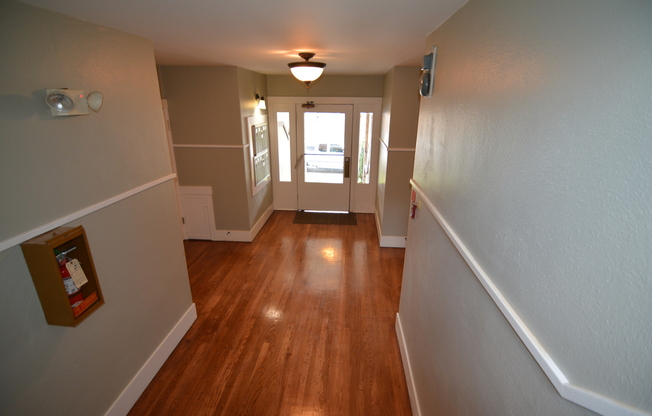 2 beds, 1 bath, 750 sqft, $1,295, Unit J