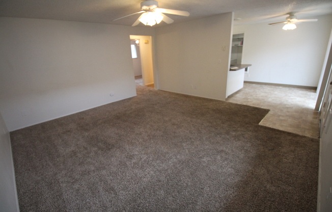 Ground Level, Single Story 2 Bedroom Condo in South Salem w/POOL!!!!!!