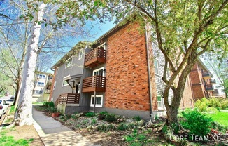 703 E 40 ST