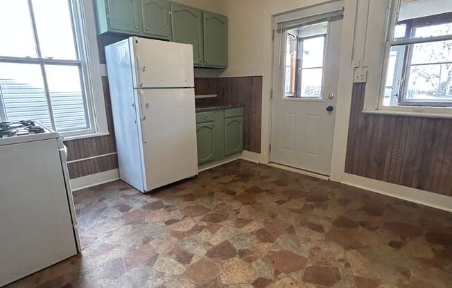 3 beds, 1 bath, $1,575, Unit 137