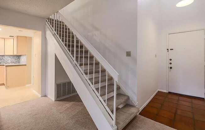 8905 TRONE CIR