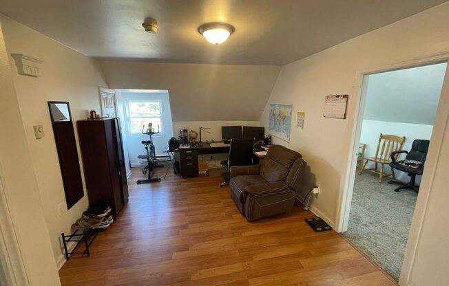 2 beds, 1 bath, $1,095, Unit Apt 3