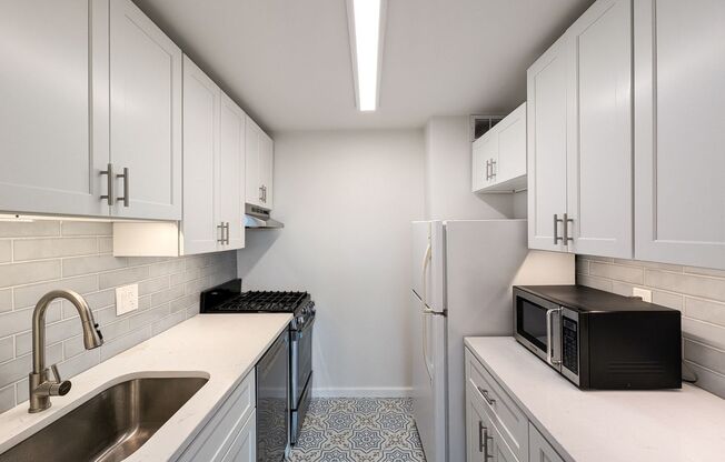 Sunny Top-Floor Junior 1BD Condo Near Downtown Silver Spring