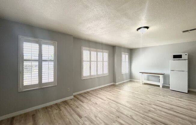 Spacious Studio/Garage Apartment in the Desirable Avalon Park Community - Orlando!