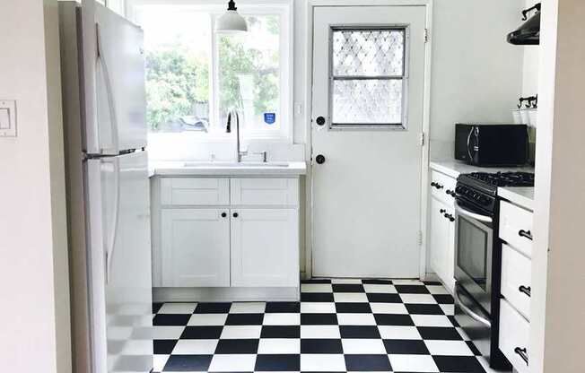 3bed/1bath  house with PARKING, large backyard and Central AC! LMU students welcome!