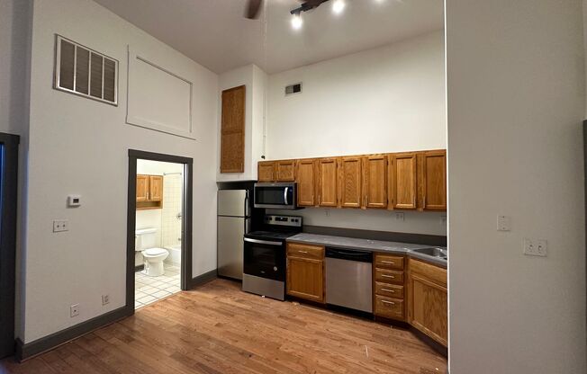 1 bed, 1 bath, 410 sqft, $790, Unit 1RS - 1418