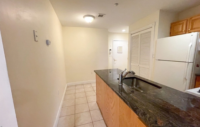 3 beds, 1 bath, 750 sqft, $4,600, Unit 204