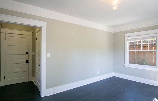 SUMMER SPECIAL: Studio w/Vintage Touches, Modern Upgrades + FREE LAUNDRY!