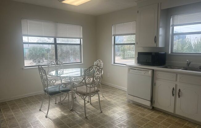 2 beds, 1 bath, $1,350, Unit Upper