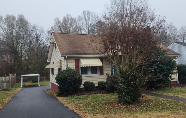 Cute 2 Bedroom, 1.5 Bath House in the Heart of Kernersville