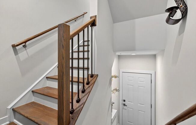 Luxurious 3 Bed 2.5 Bath Townhome In Beautiful Foster's Glen