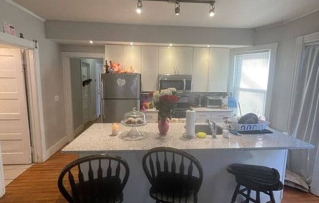 3 beds, 1 bath, $2,400, Unit 624 Smith #1
