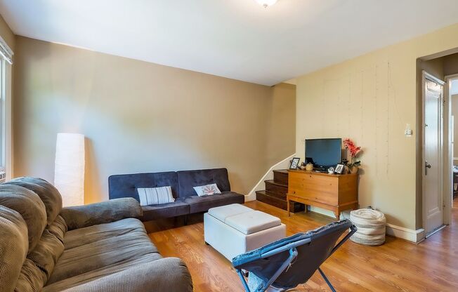 NW Rowhouse Near Georgetown University & Hospital Available August 1st