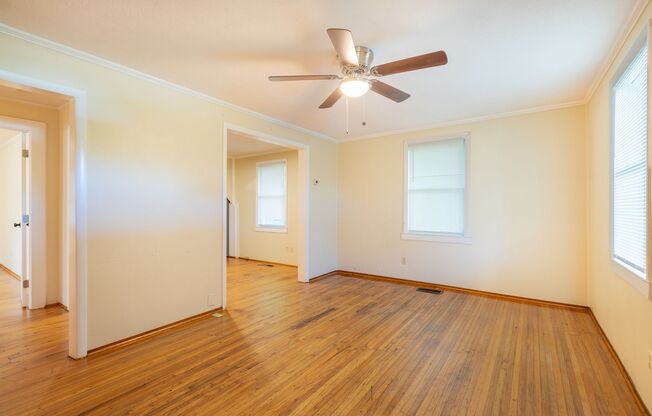 Convenient 2/1 home in the middle of town!